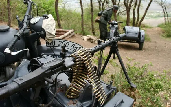 MG 42 FREE INTERNET Вот кнопка предохранителя на рукоятке справа - фото 4