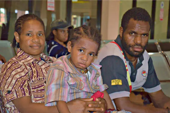 Семья папуасов в аэропорту Вот и в аэропорту Макассара напротив меня сидел - фото 2