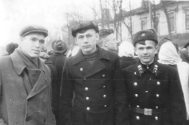 Ростислав Владимирович Костылев со своими учениками АКуценко и Н Ловелиусом - фото 5