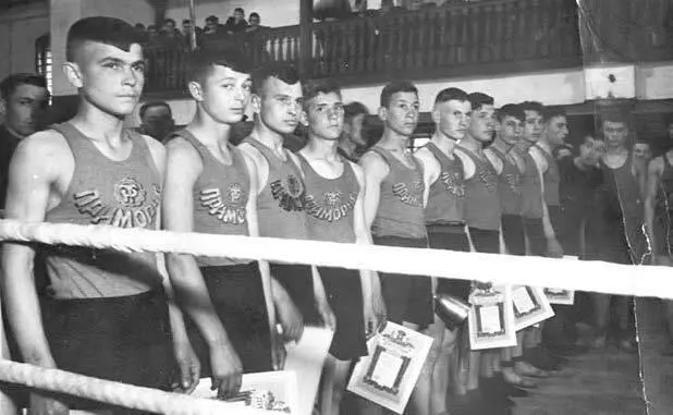 Сборная команда Трудовых резервов автор слева Владивосток 1953 Поездка на - фото 6