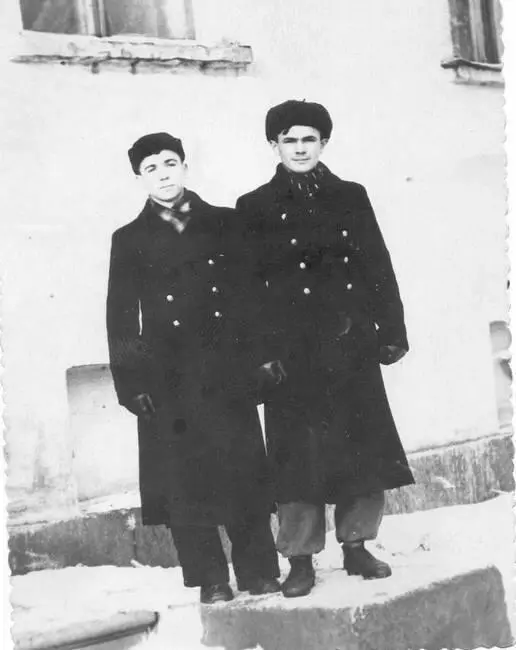 Игорь Игнатов и автор на крыльце техникума зимой Ленинград 1957 Виновникам в - фото 10