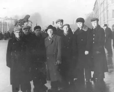 Герман Григорьевич Лободин в центре с группой боксёров Ленинград 1955 - фото 11