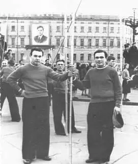 Ильдар Калимулин и автор на Дворцовой площади после парада Ленинград 1956 - фото 14