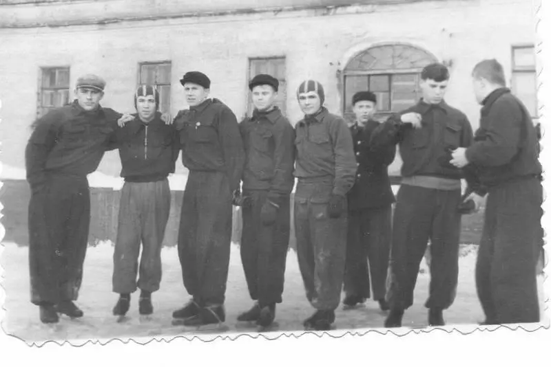 Группа боксёров перед занятиями по конькам Ленинград 1956 Олег Фёдорович - фото 15