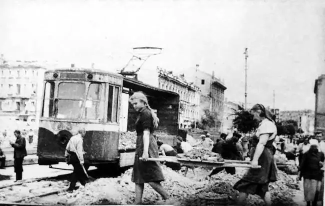 Девушки на восстановлении Крещатика 1946 год Правительство было крайне - фото 11
