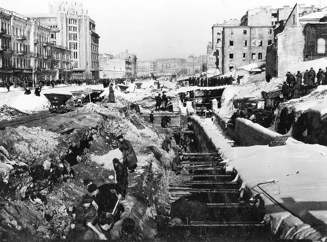 Восстановление коммуникаций на Крещатике1947 год Из архива автора - фото 12