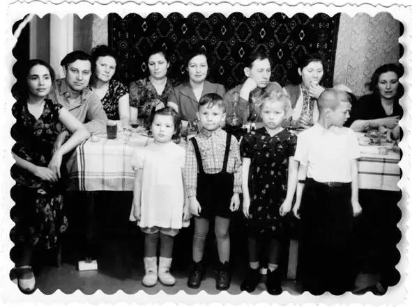 Новоселье Новосибирск 1958 г Н М Савченкова третья слева за столом - фото 21