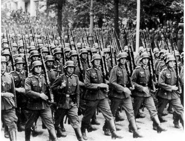 На снимке 16 марта 1935 года в нарушение Версальского договора в Германии была - фото 20