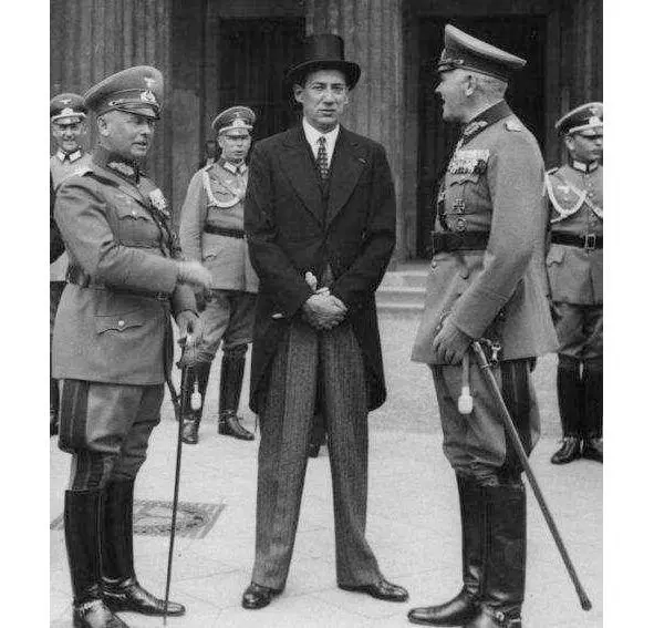 На снимке польский министр иностранных дел Беки немецкие генералы 1938 год - фото 29