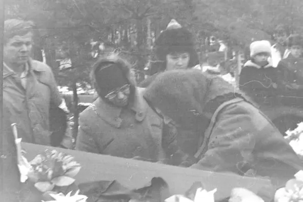 Похороны моего двоюродного брата Александра Хазова Слева направо папа мамины - фото 104