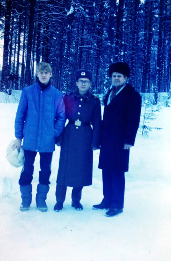 Олег я и папа 27 декабря 1986 года 09042019 Мама сегодня на даче упала в - фото 112
