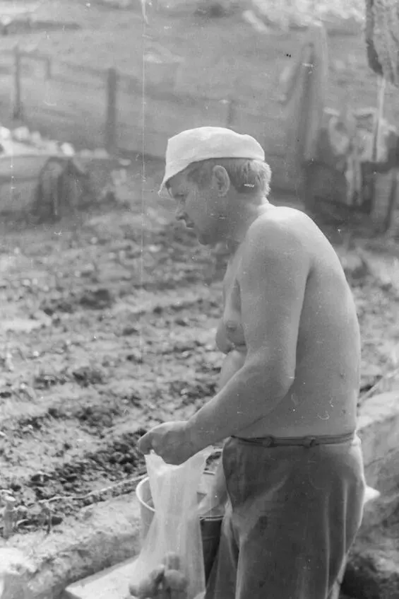 Папа моет картошку на обед 5 июня 1986 года Прихожу домой а домашние на моем - фото 118