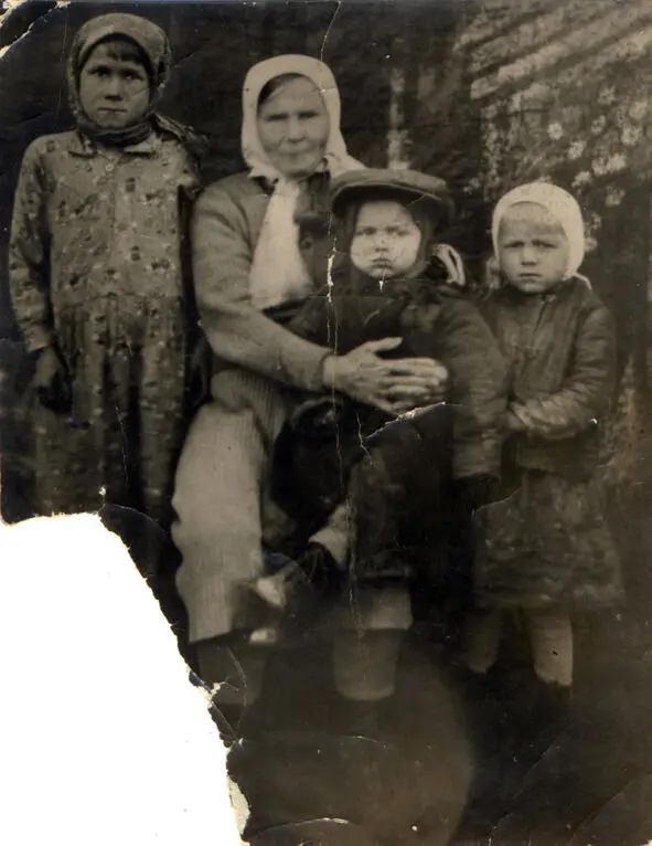 Папа сидит на коленях своей матери Екатерины Захаровны слева от них папина - фото 3