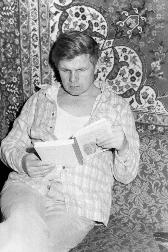 На многих случайных фотографиях этого периода папа запечатлен с книгой или - фото 66