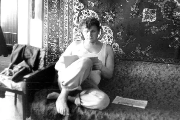Осталось много кадров запечатлевших папу за чтением 1986 год После смерти - фото 86