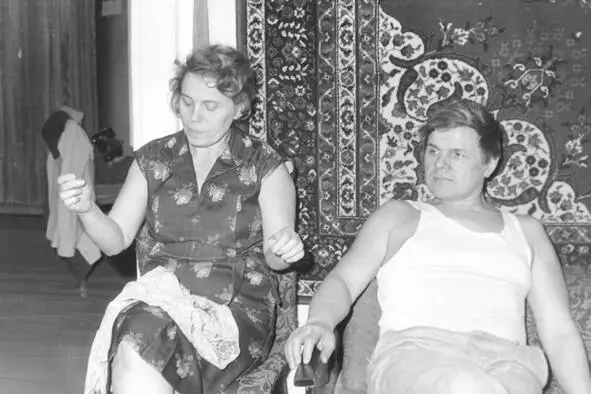 Мама и папа после работы или в выходной день 1986 год Нас он обманывал когда - фото 89