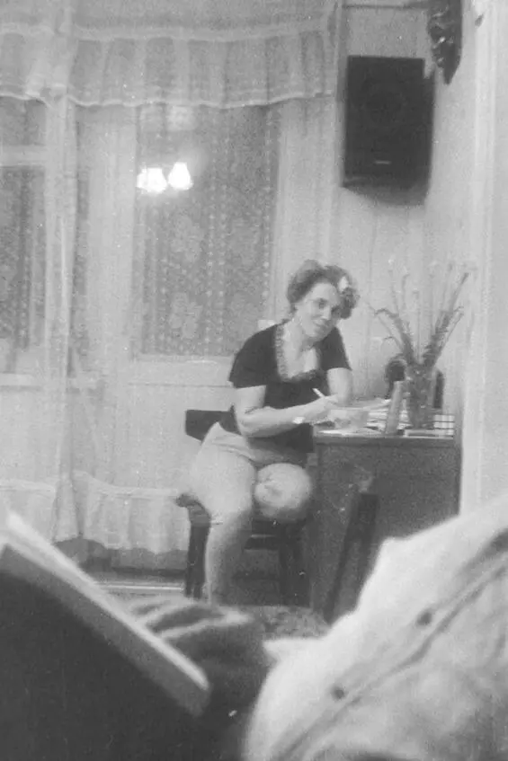 Олег решил снять интересную композицию мамин портрет обрамленный читающим - фото 99