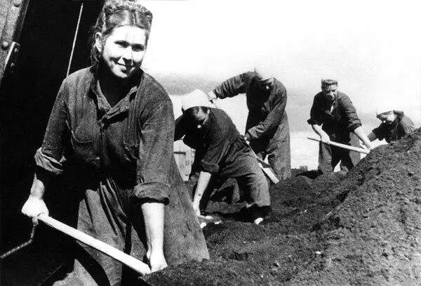 Рис Женщины на торфозаготовках Для нужд армии из сельского хозяйства были - фото 49