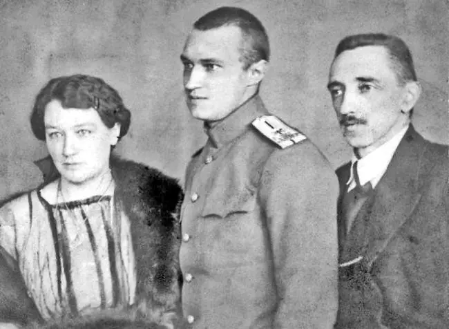 ИС Шмелев с семьей 1910е гг В 1868 году из семидесяти трех владений на - фото 18