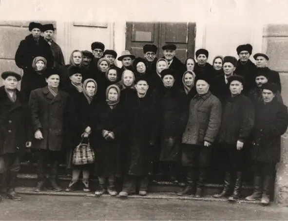 1958 год Совет ветеранов ЗИКа Зинаида Ниловна Черникова третья справа во - фото 50
