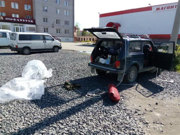 Укладываем снарягу в машину Володя на крыльце родового дорма в Машезеро - фото 69