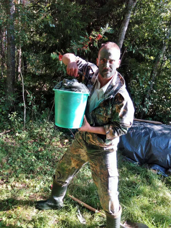 Целое ведро глины Уже сам в маске точнее в индейской раскраске В воскресенье - фото 41