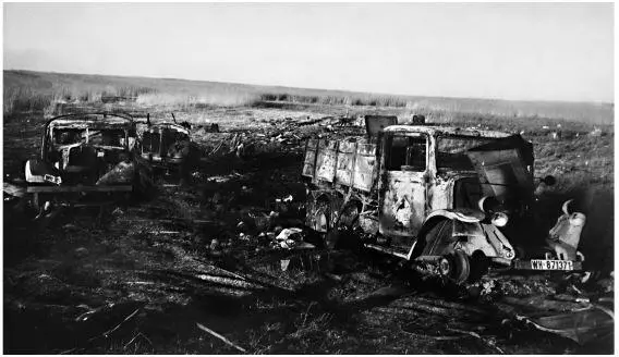 Картины поражений похожи друг на друга Разбитые немецкие автомашины в - фото 2