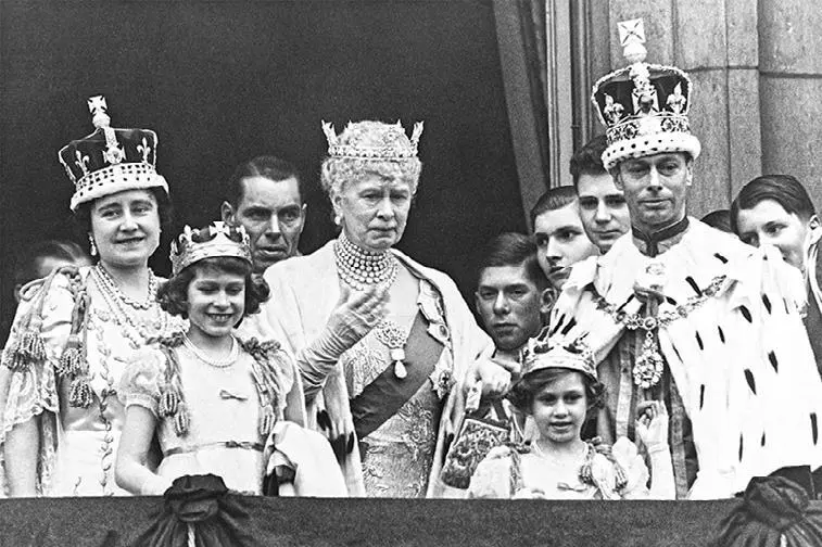 Король Георг VI слева Елизавета справа Маргарет Всё что наблюдает вовремя - фото 9