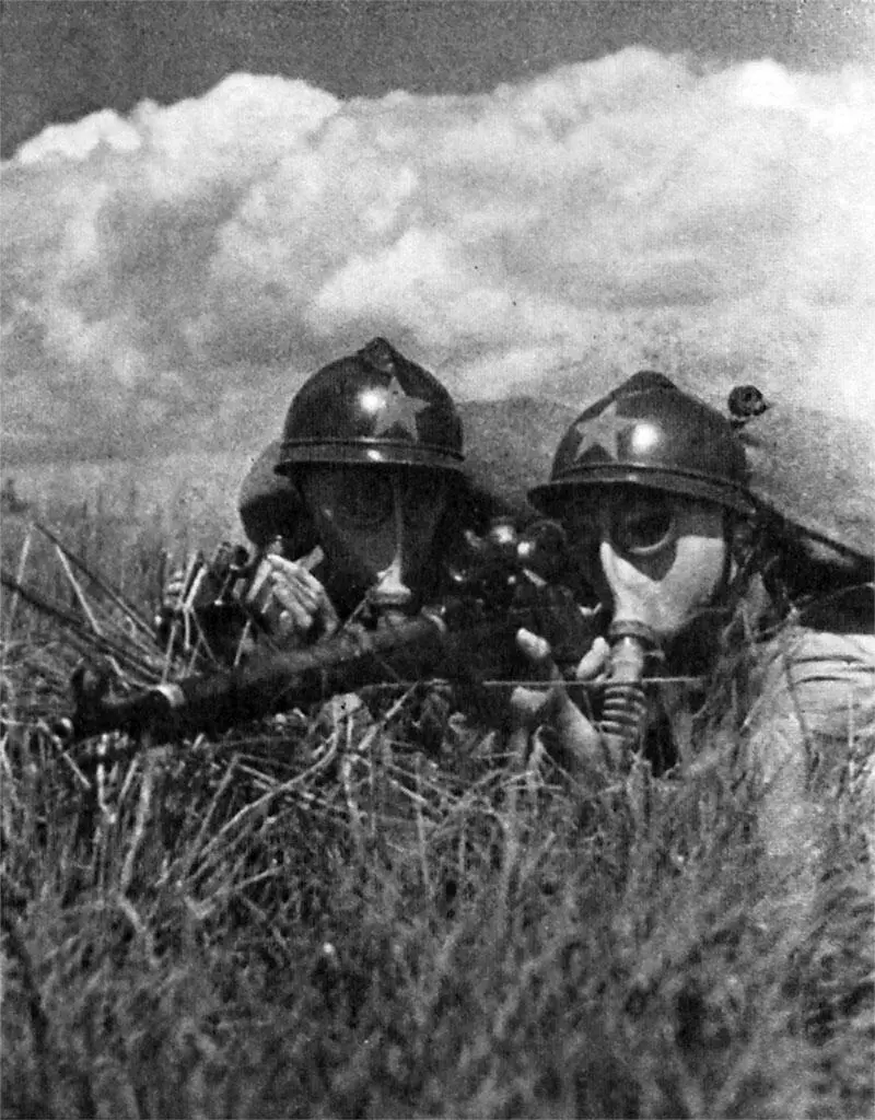 Снайперский расчет РККА отражает химическую атаку противника Маневры 1934 г - фото 13