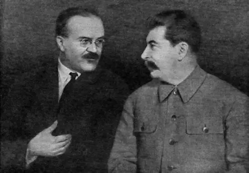 Товарищи Сталин и Молотов Журнал Огонек 1940 78 Молотов здесь уже в - фото 1