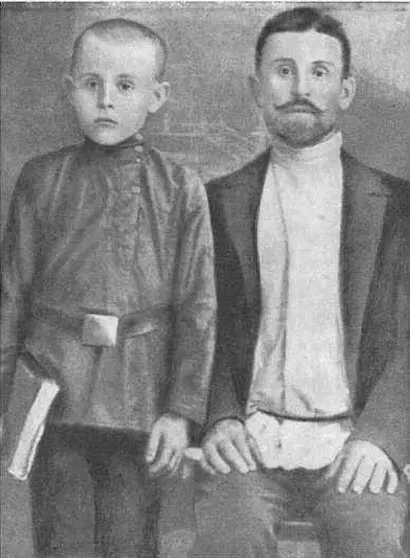 Вася Емельянов с отцом 1912 г Вы заметили что у всех персонажей этого - фото 51