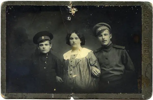 Вынашивающая сына Мария Матвеевна Чурова Сорокина с братьями 1917 г Петр - фото 14