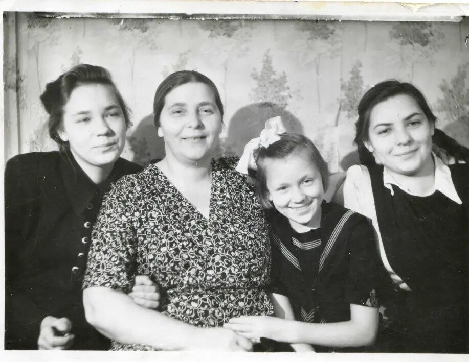 Ольга Васильевна с дочками Вера Лиля Валя в Ленинграде 1950 г В 2020 - фото 18