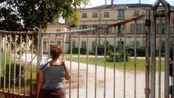 У ворот усадьбы вид со двора На металлической ограде слева висел белый - фото 14