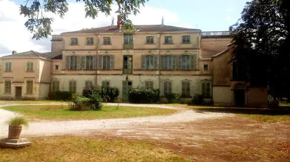 Вид на усадьбу со двора Это очень французская история Несмотря на то что - фото 16