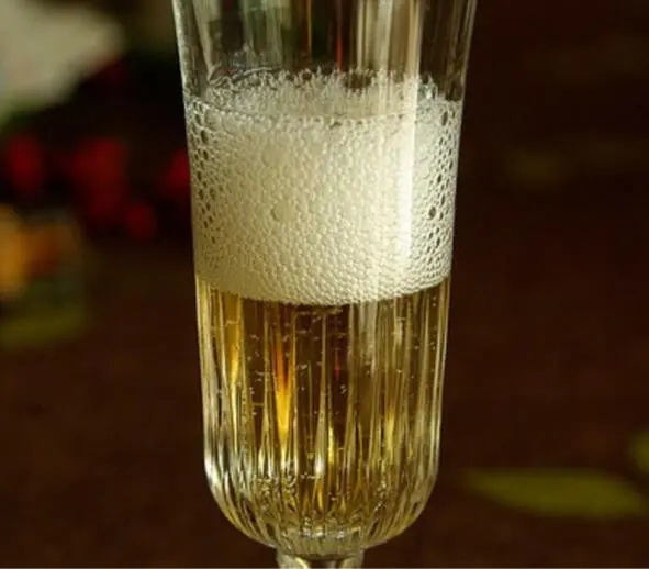 Шампанское Пузыри Пена Начальный всплеск происходит когда шампанское касается - фото 14