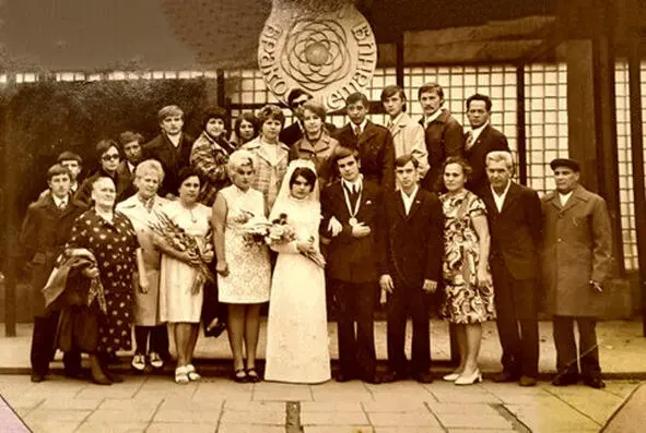 Групповое свадебное фото 28 сентября 1973 года Слева направо первый ряд - фото 19