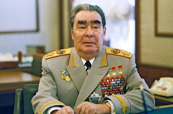 Леонид Ильич Брежнев Спиртное считалось тогда негласным и обязательным - фото 43