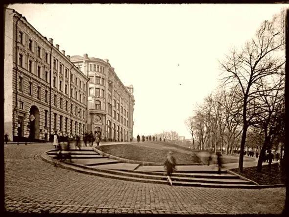 Москва Он усталым взглядом осматривает меня Духота на улице я немного - фото 46