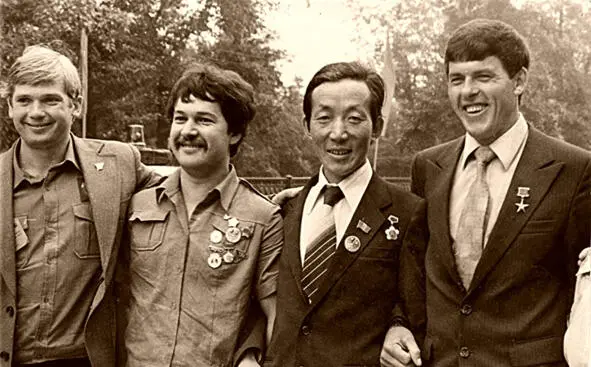 Владимир Щербина слева Виктор Липаткин второй слева Леонид Казаков справа - фото 27