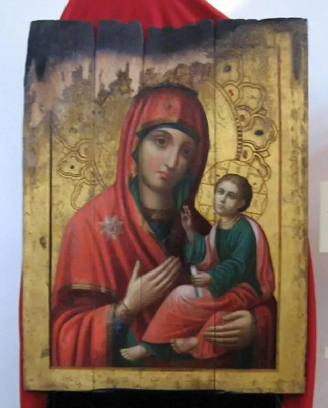 Обгоревшая икона Богородица Одигитрия найденная среди руин Успенского собора - фото 1
