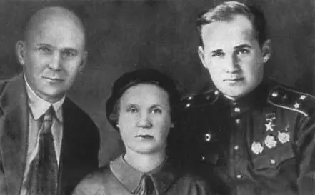 В редкие часы досуга Н И Власов Н И Власов с курсантами Н Власов - фото 40