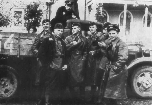 Н Власов Рисунок карандашом 1943 г М Г Власова с пионерамиактивистами - фото 42