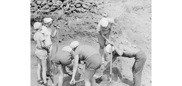 VII Девушкиархеологи копают культурный слой 1975 год источник АЧФ - фото 10