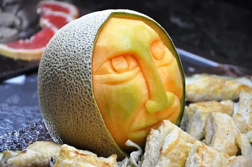 Ольмекская голова из дыни Чернокожие встречные на тротуаре спуска - фото 2