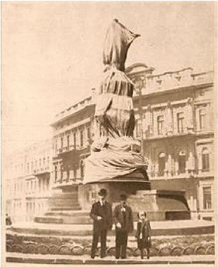 Памятник основателям Одессы задрапирован после Февральской революции 1917 - фото 4