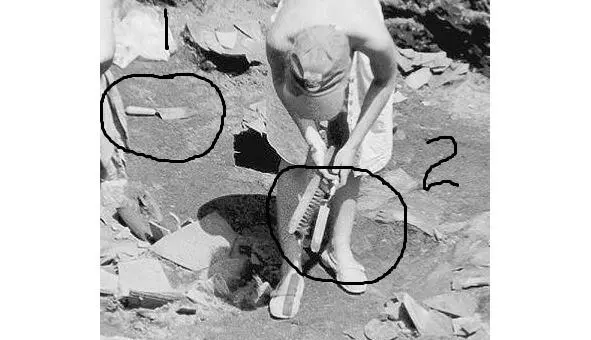 13 Археолог на объекте с инструментами в руках плоская лопатка и щетка - фото 14
