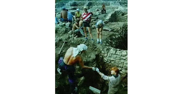 21 Археологи ведут работы в подвале здания Танаис 1999 источник АЧФ - фото 22