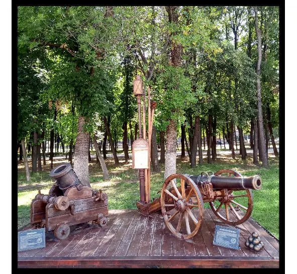Недалеко от памятника Сергию Радонежскому расположены копии двух пушек 1812 - фото 8