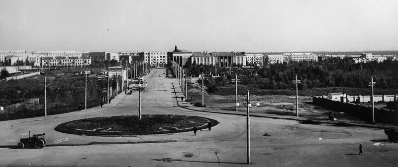 Вид на Красногорск 1950е годы Парк разделённый прудом с мостиками был - фото 2